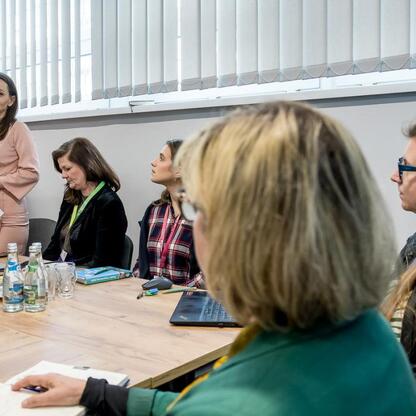 Grupa ludzi wzięła udział w spotkaniu związanym z Regionalnym Planem Adaptacji do zmian klimatu, prowadzonego przez Marcin Ryś. (wygenerowano przez AI)