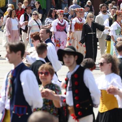 Tłum tańczy na runku.