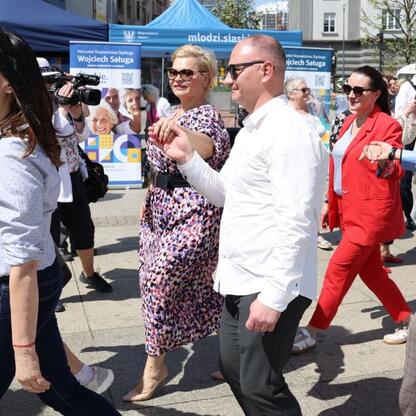 Tłum tańczy na runku.
