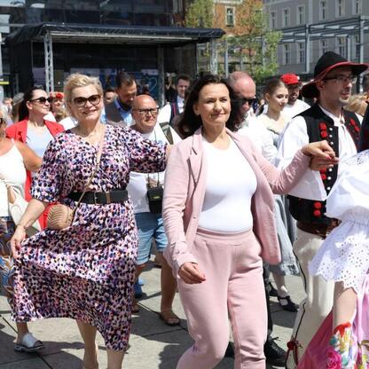Tłum tańczy na runku.
