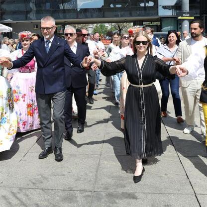 Tłum tańczy na runku.