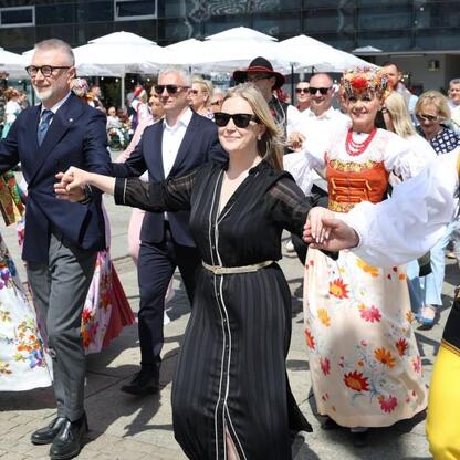 Tłum tańczy na runku.