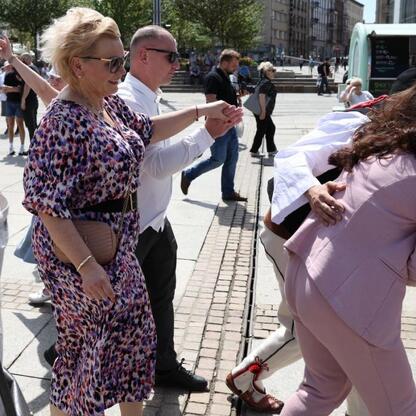 Tłum tańczy na runku.
