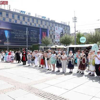 Tłum tańczy na runku.