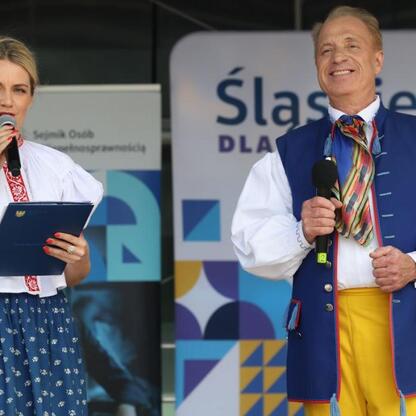 Tłum tańczy na runku.