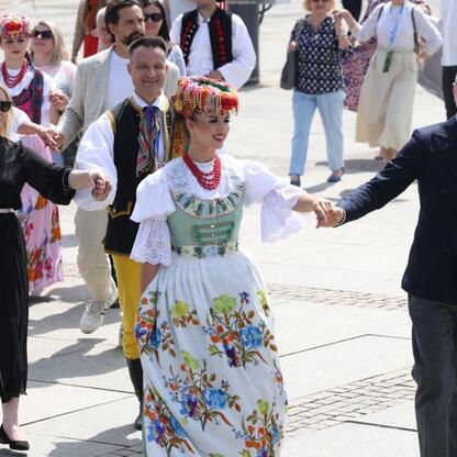 Tłum tańczy na runku.