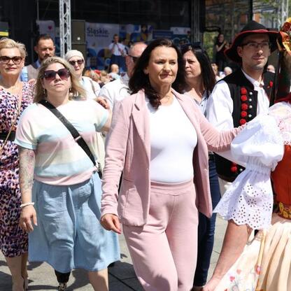Tłum tańczy na runku.