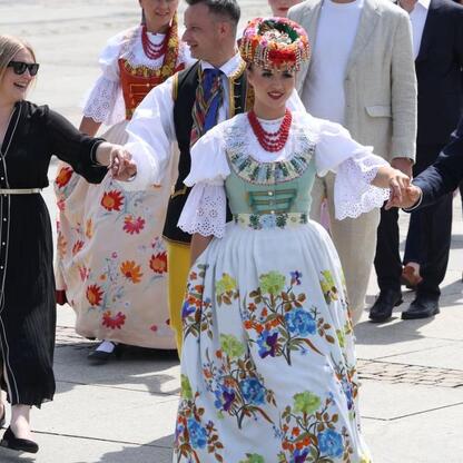 Tłum tańczy na runku.