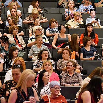 Audience listens attentively at Muzeum Śląskim during 