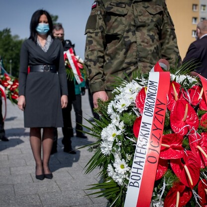 Wieńce u stóp Pomnika Żołnierza Polskiego. fot. Tomasz Żak / UMWS