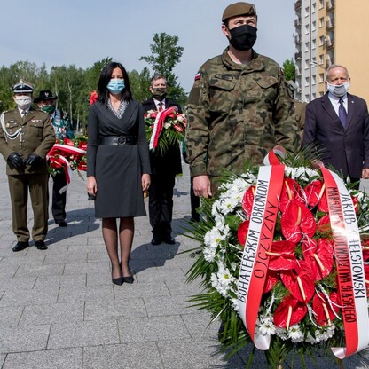 Wieńce u stóp Pomnika Żołnierza Polskiego. fot. Tomasz Żak / UMWS