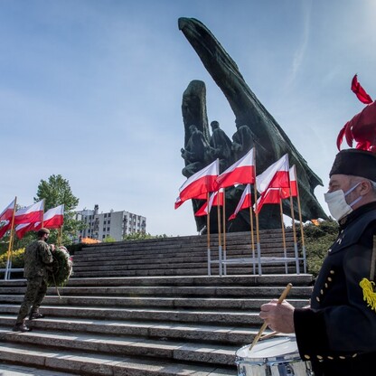 Wieńce u stóp Pomnika Żołnierza Polskiego. fot. Tomasz Żak / UMWS