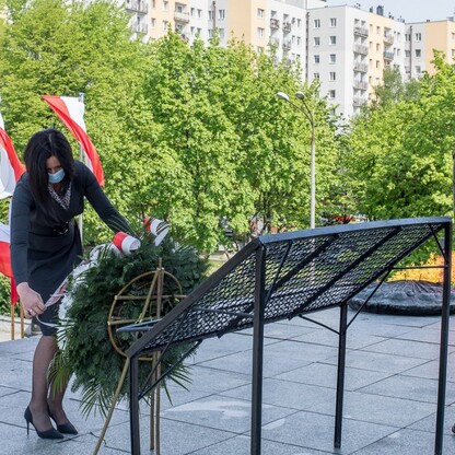 Wieńce u stóp Pomnika Żołnierza Polskiego. fot. Tomasz Żak / UMWS
