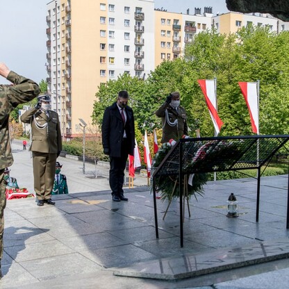 Wieńce u stóp Pomnika Żołnierza Polskiego. fot. Tomasz Żak / UMWS