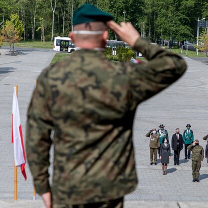 Wieńce u stóp Pomnika Żołnierza Polskiego. fot. Tomasz Żak / UMWS