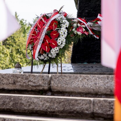 Wieńce u stóp Pomnika Żołnierza Polskiego. fot. Tomasz Żak / UMWS