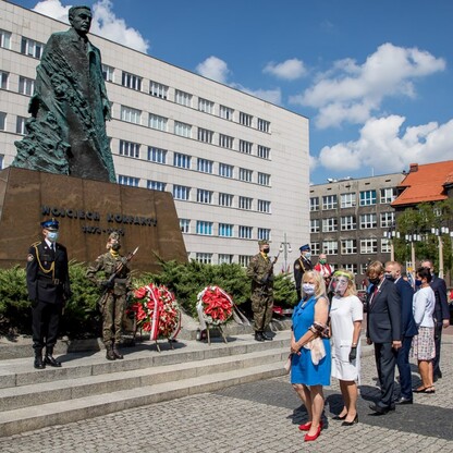 Złożenie wieńca przy Pomniku Wojciecha Korfantego w Katowicach. fot. Tomasz Żak / UMWS