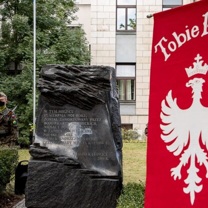 Złożenie wieńców przy obelisku poświęconemu dr. Andrzejowi Mielęckiemu w Katowicach. fot. Tomasz Żak / UMWS