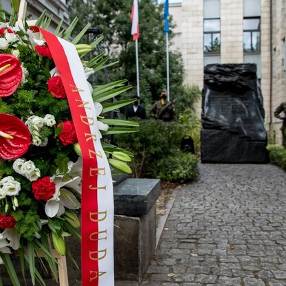 Złożenie wieńców przy obelisku poświęconemu dr. Andrzejowi Mielęckiemu w Katowicach. fot. Tomasz Żak / UMWS
