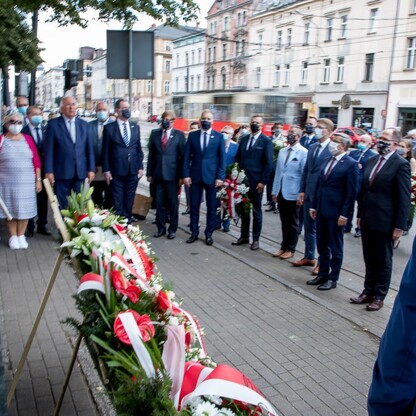 Złożenie wieńców przy obelisku poświęconemu dr. Andrzejowi Mielęckiemu w Katowicach. fot. Tomasz Żak / UMWS