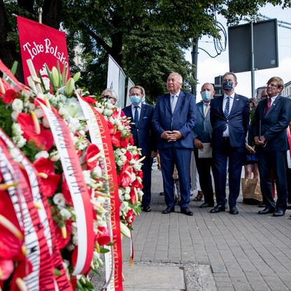 Złożenie wieńców przy obelisku poświęconemu dr. Andrzejowi Mielęckiemu w Katowicach. fot. Tomasz Żak / UMWS