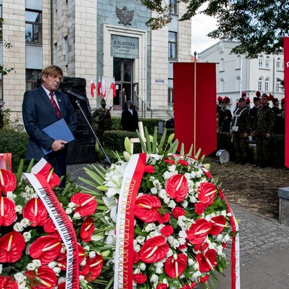 Złożenie wieńców przy obelisku poświęconemu dr. Andrzejowi Mielęckiemu w Katowicach. fot. Tomasz Żak / UMWS