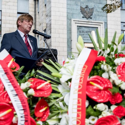 Złożenie wieńców przy obelisku poświęconemu dr. Andrzejowi Mielęckiemu w Katowicach. fot. Tomasz Żak / UMWS
