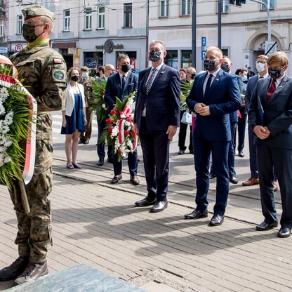 Złożenie wieńców przy obelisku poświęconemu dr. Andrzejowi Mielęckiemu w Katowicach. fot. Tomasz Żak / UMWS