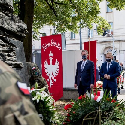 Złożenie wieńców przy obelisku poświęconemu dr. Andrzejowi Mielęckiemu w Katowicach. fot. Tomasz Żak / UMWS