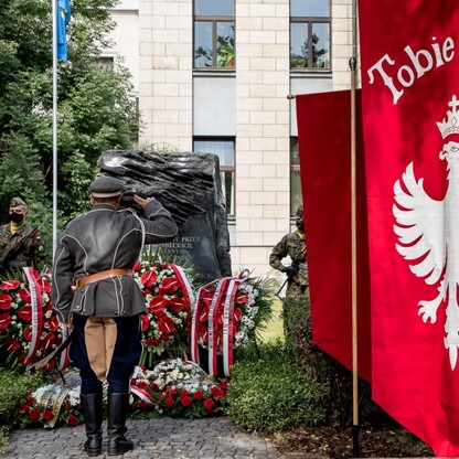 Złożenie wieńców przy obelisku poświęconemu dr. Andrzejowi Mielęckiemu w Katowicach. fot. Tomasz Żak / UMWS