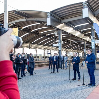 Konferencja dotycząca możliwości płatności kartą w pociągach. fot. Tomasz Żak / UMWS
