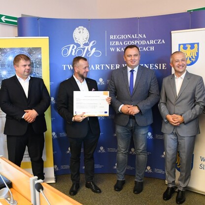 Wręczenie promes umów o dofinansowanie w siedzibie Regionalnej Izby Gospodarczej w Katowicach. fot. Patyk Pyrlik / UMWS