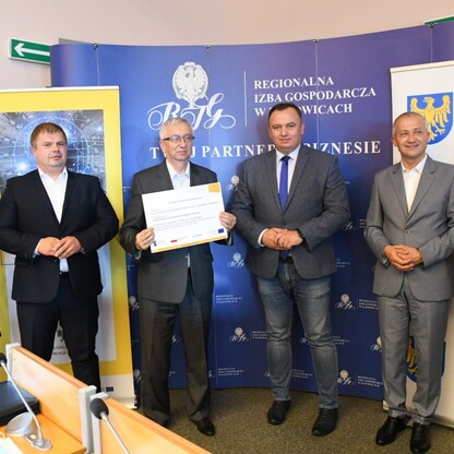 Wręczenie promes umów o dofinansowanie w siedzibie Regionalnej Izby Gospodarczej w Katowicach. fot. Patyk Pyrlik / UMWS