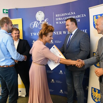 Wręczenie promes umów o dofinansowanie w siedzibie Regionalnej Izby Gospodarczej w Katowicach. fot. Patyk Pyrlik / UMWS
