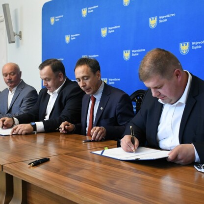 Podpisanie umowy na budowę trasy rowerowej w ciągu Regionalnej Trasy Rowerowej na Jurze. fot. Patryk Pyrlik / UMWS
