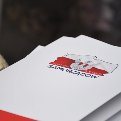 Na zdjęciach: Uczestnicy Konferencji Związku Samorządów Polskich; w tle Zamek w Ogrodzieńcu.