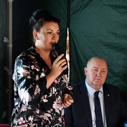 Na zdjęciach: Uczestnicy Konferencji Związku Samorządów Polskich; w tle Zamek w Ogrodzieńcu.
