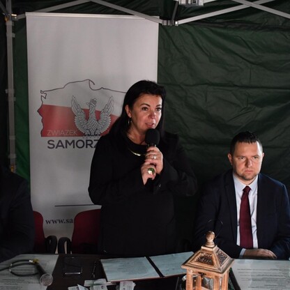 Na zdjęciach: Uczestnicy Konferencji Związku Samorządów Polskich; w tle Zamek w Ogrodzieńcu.