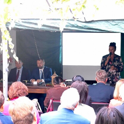 Na zdjęciach: Uczestnicy Konferencji Związku Samorządów Polskich; w tle Zamek w Ogrodzieńcu.
