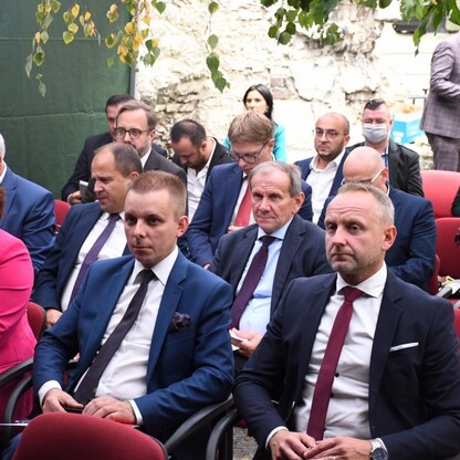 Na zdjęciach: Uczestnicy Konferencji Związku Samorządów Polskich; w tle Zamek w Ogrodzieńcu.