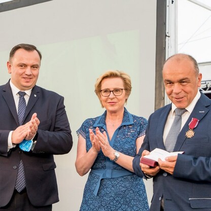 Wojewódzkie Obchody Światowego Dnia Turystyki. Wręczenie dyplomów podczas uroczystości w siedziba Zespołu Śląsk, Pałac w Koszęcinie..