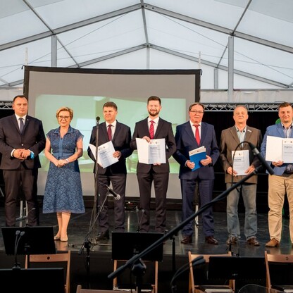 Wojewódzkie Obchody Światowego Dnia Turystyki. Wręczenie dyplomów podczas uroczystości w siedziba Zespołu Śląsk, Pałac w Koszęcinie..