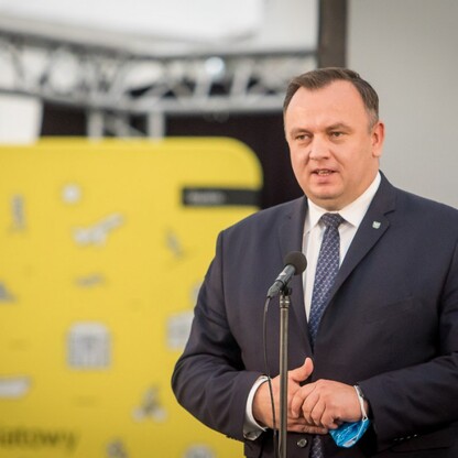 Wojewódzkie Obchody Światowego Dnia Turystyki. Wręczenie dyplomów podczas uroczystości w siedziba Zespołu Śląsk, Pałac w Koszęcinie..