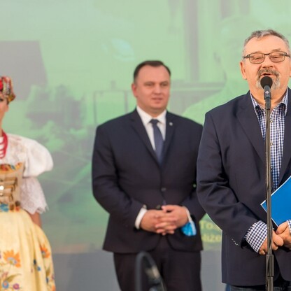 Wojewódzkie Obchody Światowego Dnia Turystyki. Wręczenie dyplomów podczas uroczystości w siedziba Zespołu Śląsk, Pałac w Koszęcinie..
