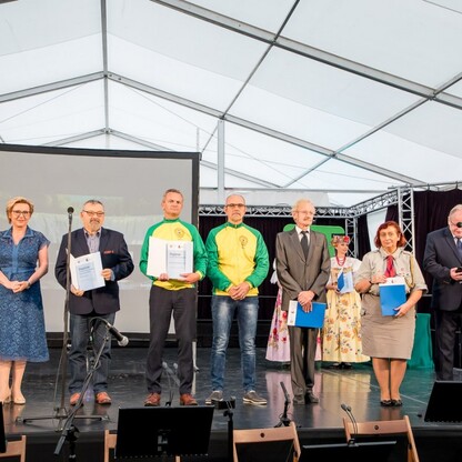 Wojewódzkie Obchody Światowego Dnia Turystyki. Wręczenie dyplomów podczas uroczystości w siedziba Zespołu Śląsk, Pałac w Koszęcinie..