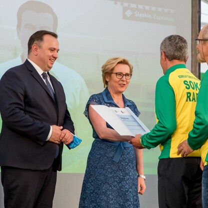 Wojewódzkie Obchody Światowego Dnia Turystyki. Wręczenie dyplomów podczas uroczystości w siedziba Zespołu Śląsk, Pałac w Koszęcinie..