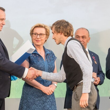 Wojewódzkie Obchody Światowego Dnia Turystyki. Wręczenie dyplomów podczas uroczystości w siedziba Zespołu Śląsk, Pałac w Koszęcinie..