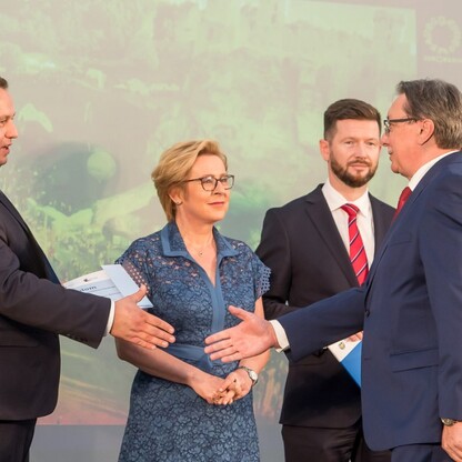Wojewódzkie Obchody Światowego Dnia Turystyki. Wręczenie dyplomów podczas uroczystości w siedziba Zespołu Śląsk, Pałac w Koszęcinie..