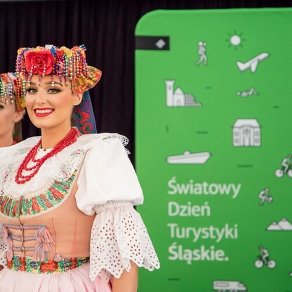 Wojewódzkie Obchody Światowego Dnia Turystyki. Wręczenie dyplomów podczas uroczystości w siedziba Zespołu Śląsk, Pałac w Koszęcinie..