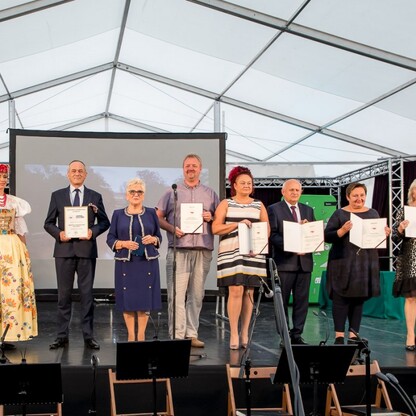 Wojewódzkie Obchody Światowego Dnia Turystyki. Wręczenie dyplomów podczas uroczystości w siedziba Zespołu Śląsk, Pałac w Koszęcinie..